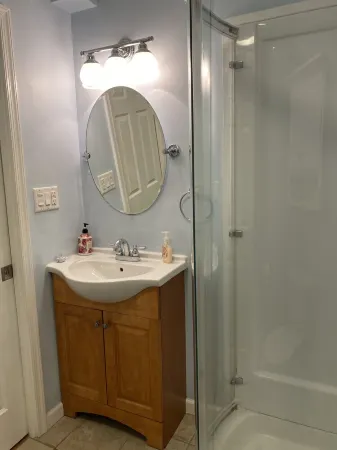 200 steps to the beach - walk everywhere downtown! Private location. Отели рядом с достопримечательностью «Рехобот-Бич»