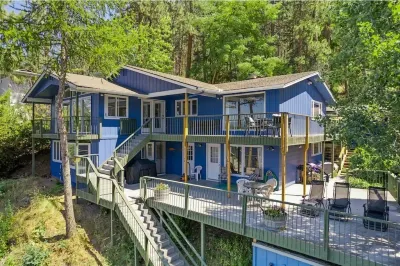 Incredible Waterfront Lakehouse on Liberty Lake