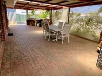 AliMac's Beach Shack   Leeman    Just 200mts from the beach & boat ramp Hotel a Leeman