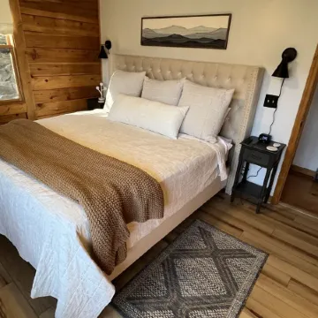 New to VRBO Cozy Sugar Hill Cabin 2 min to the slopes