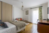 9 bedroom house with garden 10min from the heart of Lyon