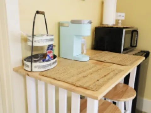 Massive Room - King Bed-Fireplace-10' Ceilings-50" Widescreen TV Hotels in Jefferson