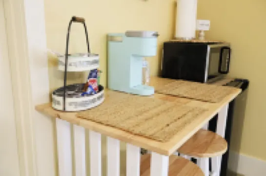 Massive Room - King Bed-Fireplace-10' Ceilings-50" Widescreen TV