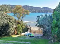Waterfront villa on sandy beach, private beach, pets welcome. - Homestays