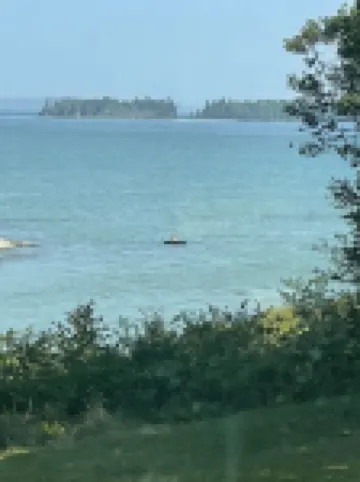 Bright waterfront home, 20 minutes to Acadia. Hot tub