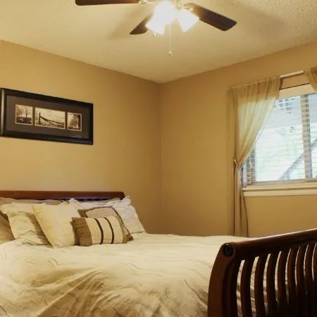 2 Bedroom Condo on the River, Walk to Town, Free Ski Bus!