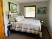 Lost River Swiss Cottage/10 acres/Private Dog Park/Streams