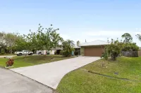 3Br Oasis w/ Pool & Hot Tub – Family-Friendly Getaway