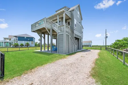 5 min walk to beach. Pet friendly. Ocean Views! Отели рядом с достопримечательностью «Port Bolivar»