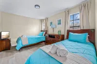 5 BR with pool! By shopping, restaurants, Disneyworld, & Universal Studios!