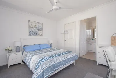 Walk to Ettalong beach close to shops KING BED