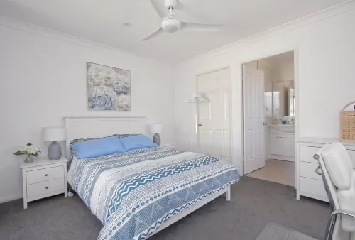 Walk to Ettalong beach close to shops KING BED