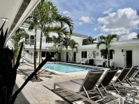 Sapphire by the Sea Unit 12 King Bed, kitchenette, pool view, Sleeps 2