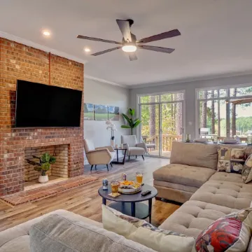 Luxury Golf Simulator, Golden Tee, Shuffleboard, Hot Tub and Stunning Views!