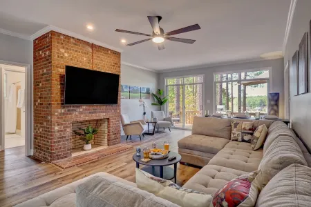 Luxury Golf Simulator, Golden Tee, Shuffleboard, Hot Tub and Stunning Views!