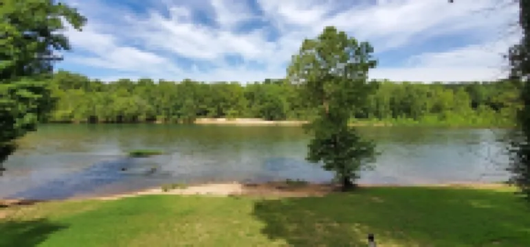 "Firefly on the Current"  Gorgeous Riverfront Modern Cabin on Current River