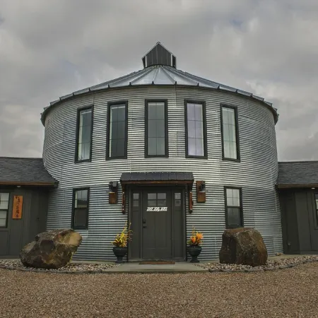 Family size, unique stay in a grain bin minutes from Lava, golfing and swimming
