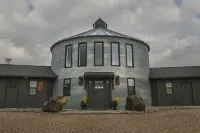 Family size, unique stay in a grain bin minutes from Lava, golfing and swimming