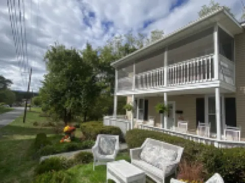 Amazing Location- Skiing Nearby, Hot Tub, TV & Huge Deck! Country Charm Inside! Hotels in Luray