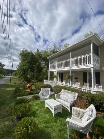 🌻Perfect Location! Walk to Caverns-Fire Pit, ScreenPorch, Patio, Deck & HOT TUB!
