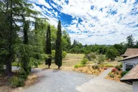 Splendid Wine Country Escape: Pool, AC & Near Healdsburg and Michelin Dining.