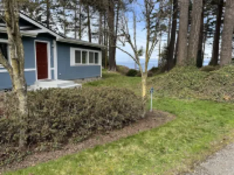 Secluded location, private Beach Access, water views, sleeps 6