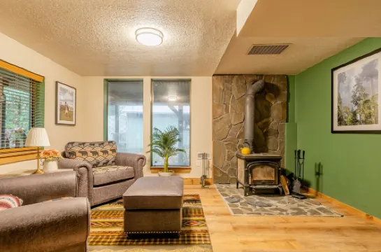 MT HOOD CABIN! Remodeled, 2500 sq ft, Sleeps 12!