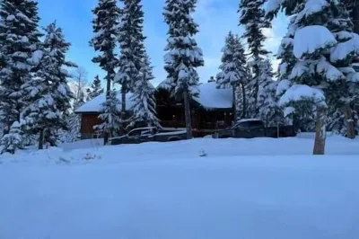 Large Cabin, In The Trees, Lots of Parking, adventure, and wildlife viewing Hotels near Strawberry Point