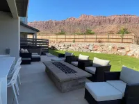 Beautiful New 4 Bedroom Home with views Minutes from Arches