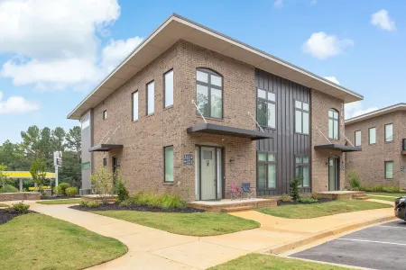 King Suite, Modern Loft Close to Downtown! Отели в г. Данин