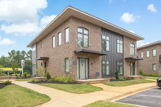 King Suite, Modern Loft Close to Downtown!