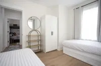 Newly remodeled 2 bdr apt, 1.5 block to the beach