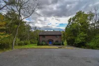 Cabin 82 - The Marshall - 6 bedrooms, sleeps 12, minutes from downtown Lexington