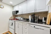 Cozy Old Town Escape: 2BR Dream WalkScore 98