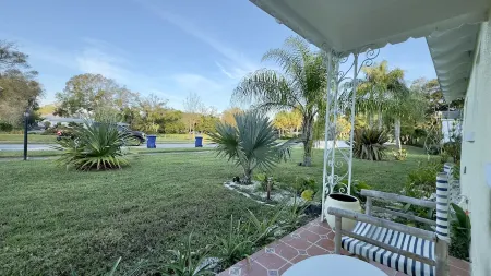 Less10 Min Beach>Private Pool>Grill>1940's Coastal home>walk Historic Dodgertown