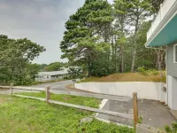 Cape Home w/Oceanview, Roof Deck Pool & Hot Tub Hotels in Wellfleet