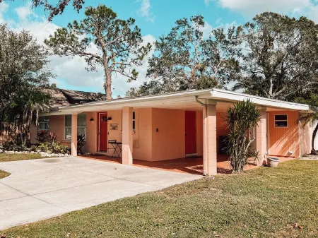 The Coral Cottage close to all that Sarasota has to offer