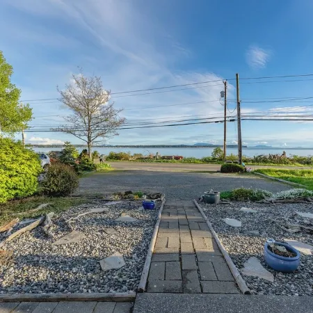 Oceanside Retreat ~ Private Beach in Quaint Seaside Town