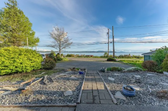 Oceanside Retreat ~ Private Beach in Quaint Seaside Town