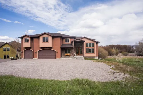 Newly Renovated Spacious Home, Hot Tub. Big Yard. Great Off-Season Pricing!