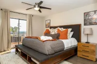 The Hilltop, Pool, Firepits Sleeps 14, Lake Views, Tons of Parking