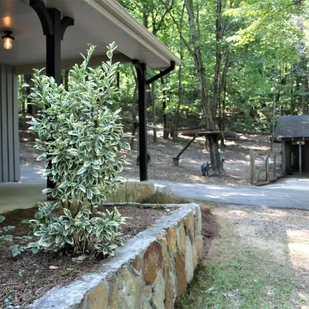 Escape to Your Cozy 2-Bedroom Cottage, Just a Hop Away from Rock City