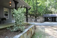 Rock City附近溫馨兩臥室度假小屋 - 浴缸