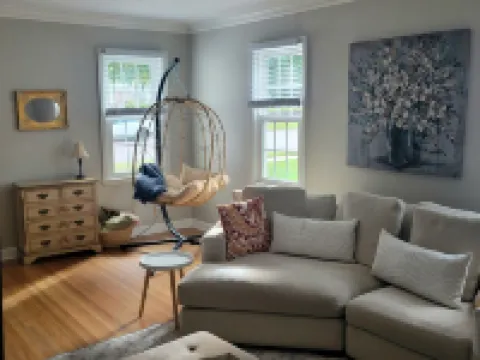 Kutzky Cottage // 3 BR, 4 Blocks to Mayo, Family & Pet Friendly, Fenced Yard