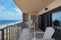 Awesome Place on Beach! Shops & Restaurants Close by!See Note on Sept-Dec Stays