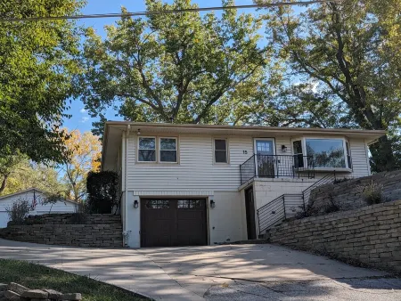 Cheerful two bedroom home in quiet neighborhood. Sun Porch ~ Patio ~  Large yard Отели в г. Льюис