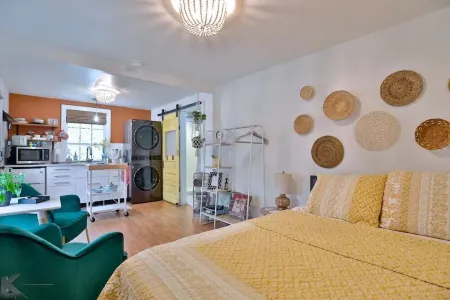 Cozy, quiet, and private guest house central to Abilene!