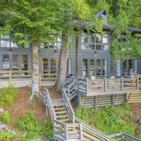 Designer Luxury on Smith Lake/Pool/5BR/3BR/Steps to Water! Отели в г. Уинстон