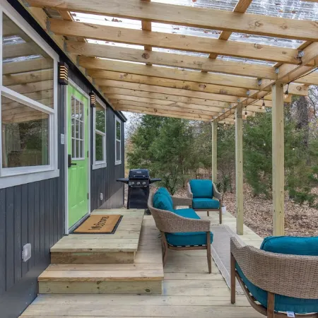 Cozy Cabin in the woods! Queen bed, quiet, peaceful, secluded getaway.