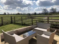 The stables fully loaded converted barn dog/horse sleeps 8 4 beds /sofa/zbed/cot 스태퍼드 호텔